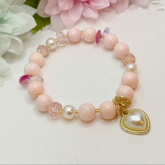 Queen Conch Shell Crystal Pearl Bracelet - Picture 3 of 9
